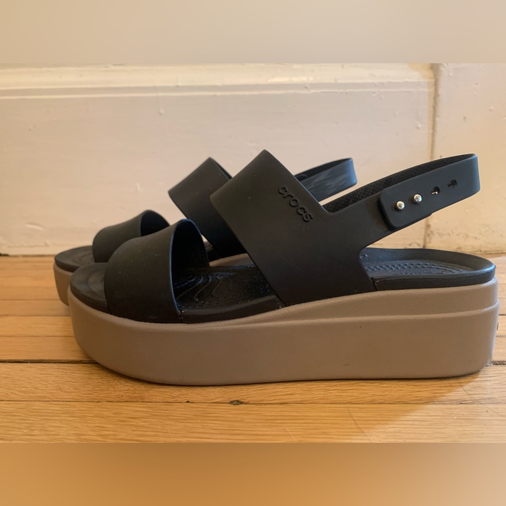 CROCS Women's Brooklyn Wedge Black and Tan Platform Sandals size 8